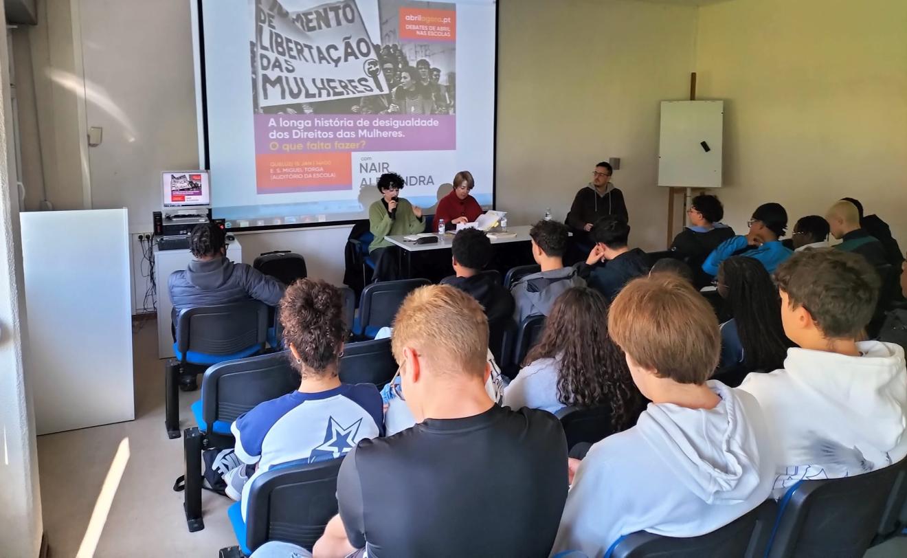 Debate de Abril na Escola Secundária Miguel Torga em Monte Abraão com Nair Afonso