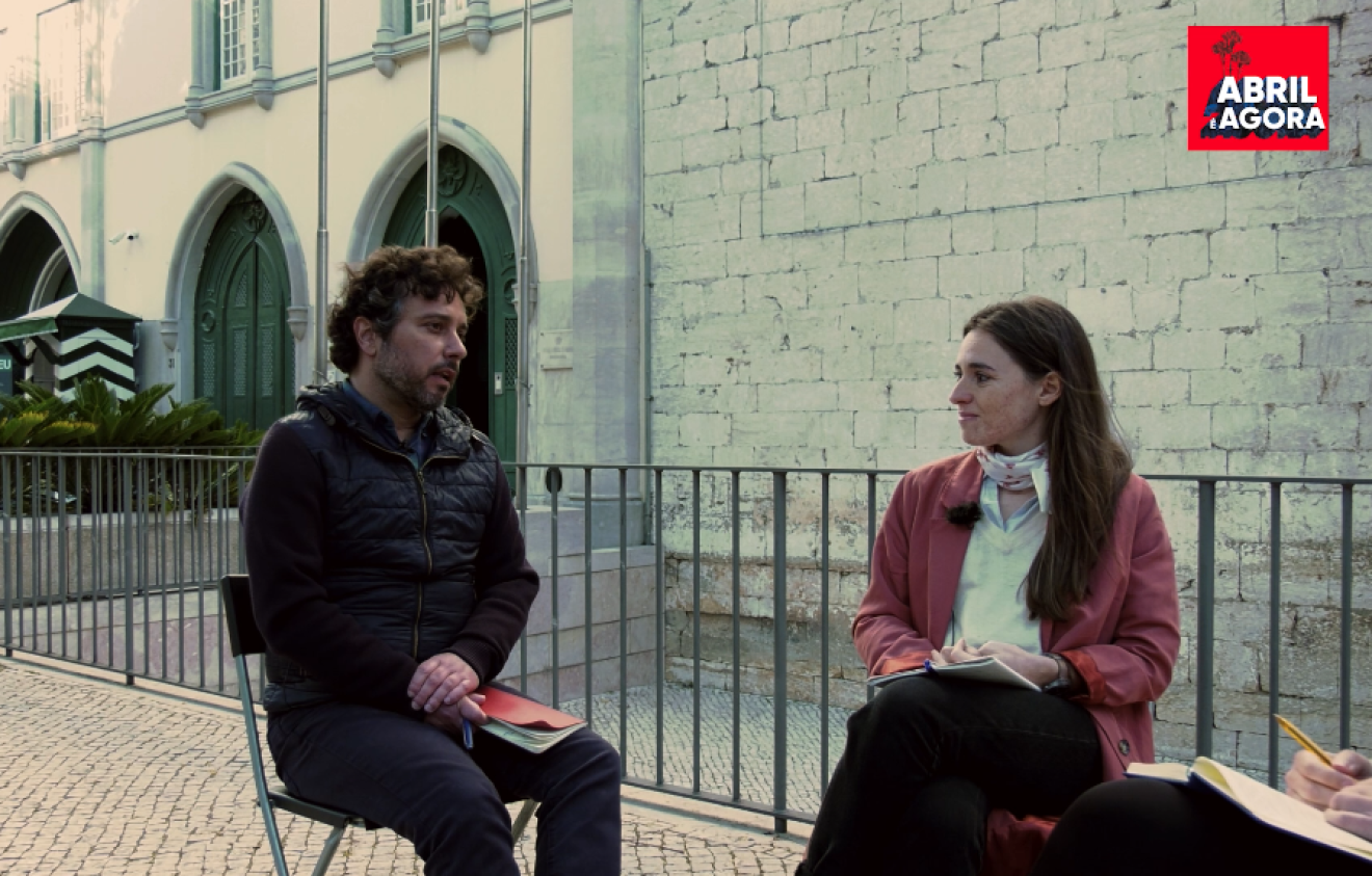 Em conversa com a jornalista Liliana Borges, do jornal Público, no Largo do Carmo, em Lisboa, o historiador Miguel Cardina e a encenadora Sara Barros Leitão falam sobre o projeto “Abril é Agora”.