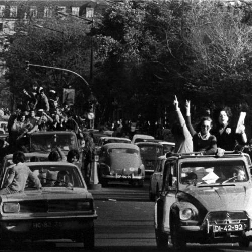 1º de Maio de 1974. Foto do Arquivo do Centro de Documentação 25 de Abril da Universidade de Coimbra.